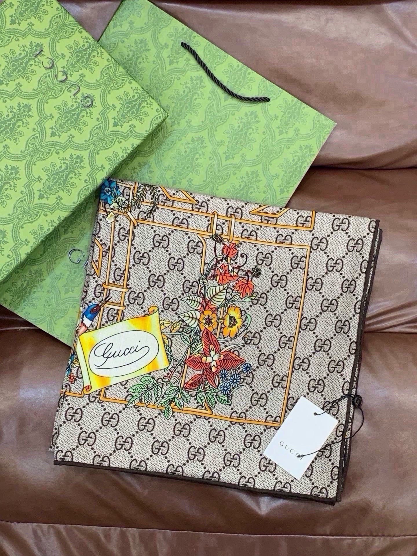 Gucci新款方巾 Gucci动物和花卉印花 品牌典藏图案在与全新醒目印花的衬托下熠熠生辉。这款方巾匠心缀饰动物和花卉印