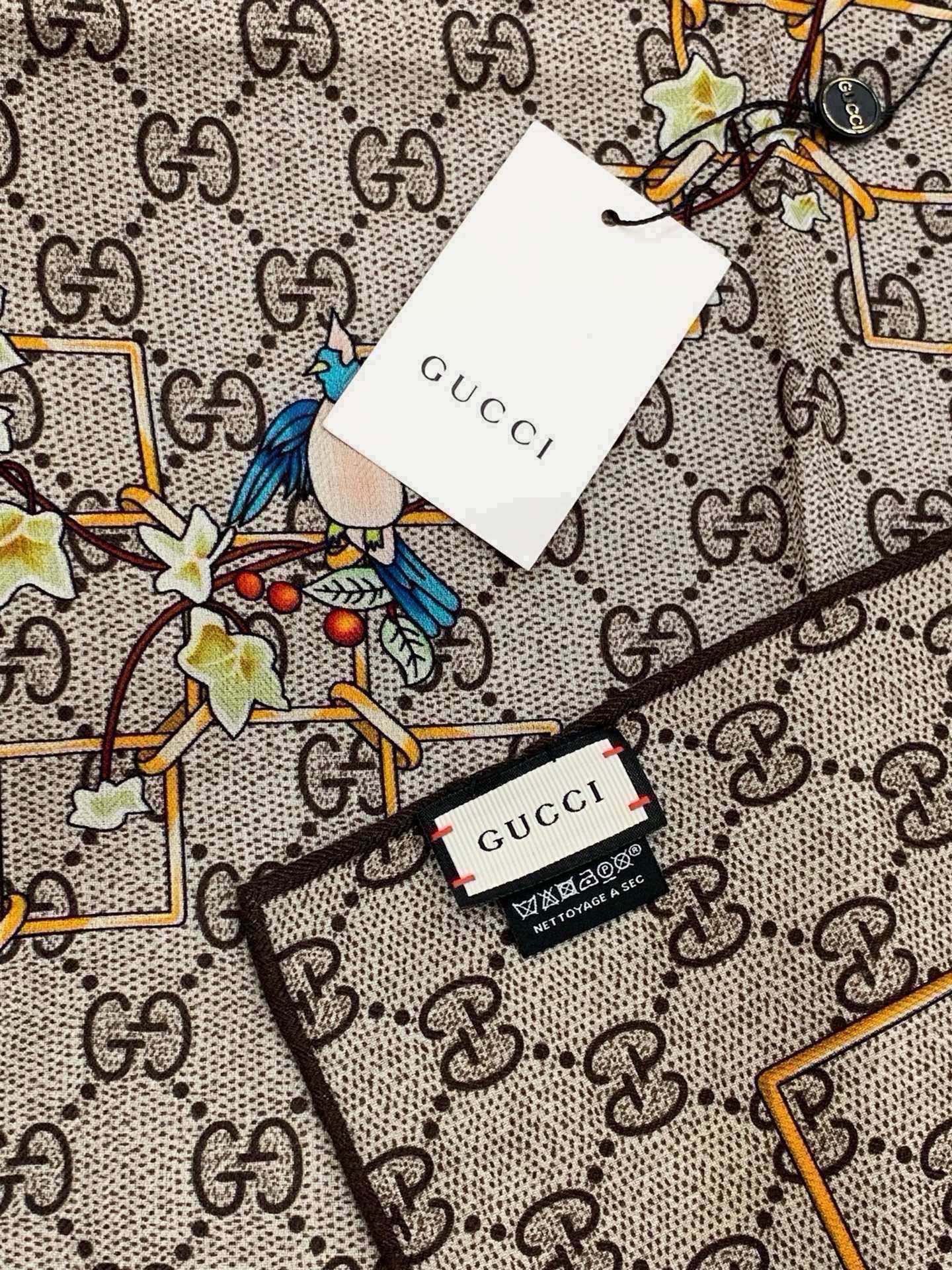 Gucci新款方巾 Gucci动物和花卉印花 品牌典藏图案在与全新醒目印花的衬托下熠熠生辉。这款方巾匠心缀饰动物和花卉印