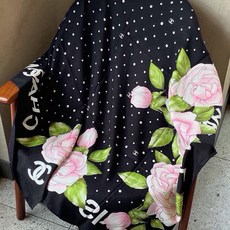 【升级双面同色 加密面料】 上新❤️ 140*140台版印花 黑白二色 高级都市新贵!山茶花的再一次邂逅!绝对的 【升级双面同色 加密面料】 上新❤️ 140*140台版印花 黑白二色 高级都市新贵!山茶花的再一次邂逅!绝对的