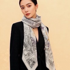 💟抢先 上新💞【双面同色丝绒方巾】手工卷边山羊绒和真丝混纺披肩(70%山羊绒,30%桑蚕丝) 这款披肩采用经典山羊绒和真 💟抢先 上新💞【双面同色丝绒方巾】手工卷边山羊绒和真丝混纺披肩(70%山羊绒,30%桑蚕丝) 这款披肩采用经典山羊绒和真