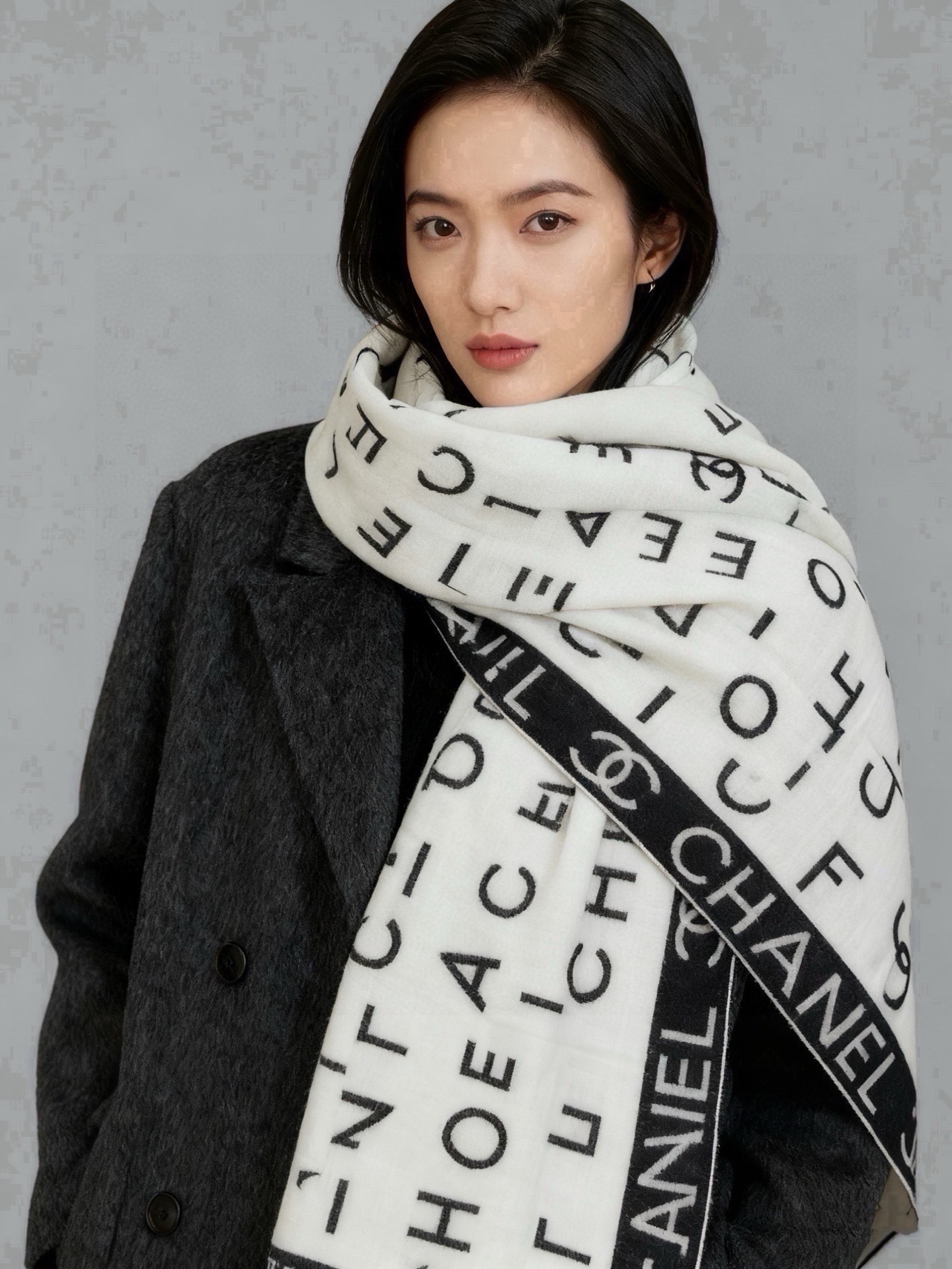 Chanel ~ 【140顶级双面丝绒披肩】 香家logo与字母的完美碰撞设计 底部还有隐隐约约的双C小Logo 完美 Chanel ~ 【140顶级双面丝绒披肩】 香家logo与字母的完美碰撞设计 底部还有隐隐约约的双C小Logo 完美