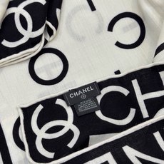 Chanel ~ 【140顶级双面丝绒披肩】 香家logo与字母的完美碰撞设计 底部还有隐隐约约的双C小Logo 完美 Chanel ~ 【140顶级双面丝绒披肩】 香家logo与字母的完美碰撞设计 底部还有隐隐约约的双C小Logo 完美