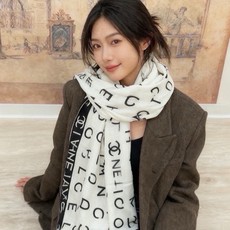 Chanel ~ 【140顶级双面丝绒披肩】 香家logo与字母的完美碰撞设计 底部还有隐隐约约的双C小Logo 完美 Chanel ~ 【140顶级双面丝绒披肩】 香家logo与字母的完美碰撞设计 底部还有隐隐约约的双C小Logo 完美