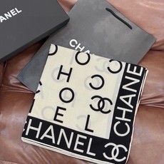 Chanel ~ 【140顶级双面丝绒披肩】 香家logo与字母的完美碰撞设计 底部还有隐隐约约的双C小Logo 完美 Chanel ~ 【140顶级双面丝绒披肩】 香家logo与字母的完美碰撞设计 底部还有隐隐约约的双C小Logo 完美