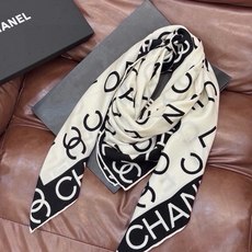 Chanel ~ 【140顶级双面丝绒披肩】 香家logo与字母的完美碰撞设计 底部还有隐隐约约的双C小Logo 完美 Chanel ~ 【140顶级双面丝绒披肩】 香家logo与字母的完美碰撞设计 底部还有隐隐约约的双C小Logo 完美