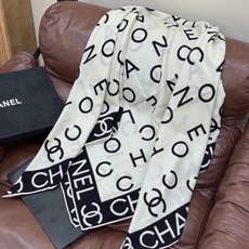 Chanel ~ 【140顶级双面丝绒披肩】 香家logo与字母的完美碰撞设计 底部还有隐隐约约的双C小Logo 完美 Chanel ~ 【140顶级双面丝绒披肩】 香家logo与字母的完美碰撞设计 底部还有隐隐约约的双C小Logo 完美