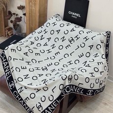 Chanel ~ 【140顶级双面丝绒披肩】 香家logo与字母的完美碰撞设计 底部还有隐隐约约的双C小Logo 完美 Chanel ~ 【140顶级双面丝绒披肩】 香家logo与字母的完美碰撞设计 底部还有隐隐约约的双C小Logo 完美