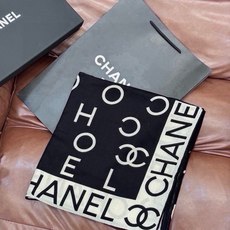 Chanel ~ 【140顶级双面丝绒披肩】 香家logo与字母的完美碰撞设计 底部还有隐隐约约的双C小Logo 完美 Chanel ~ 【140顶级双面丝绒披肩】 香家logo与字母的完美碰撞设计 底部还有隐隐约约的双C小Logo 完美