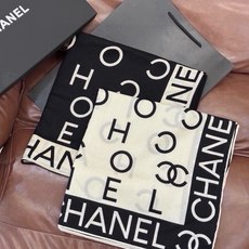 Chanel ~ 【140顶级双面丝绒披肩】 香家logo与字母的完美碰撞设计 底部还有隐隐约约的双C小Logo 完美 Chanel ~ 【140顶级双面丝绒披肩】 香家logo与字母的完美碰撞设计 底部还有隐隐约约的双C小Logo 完美