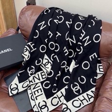Chanel ~ 【140顶级双面丝绒披肩】 香家logo与字母的完美碰撞设计 底部还有隐隐约约的双C小Logo 完美 Chanel ~ 【140顶级双面丝绒披肩】 香家logo与字母的完美碰撞设计 底部还有隐隐约约的双C小Logo 完美