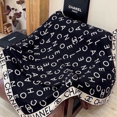 Chanel ~ 【140顶级双面丝绒披肩】 香家logo与字母的完美碰撞设计 底部还有隐隐约约的双C小Logo 完美 Chanel ~ 【140顶级双面丝绒披肩】 香家logo与字母的完美碰撞设计 底部还有隐隐约约的双C小Logo 完美