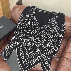 Chanel ~ 【140顶级双面丝绒披肩】 香家logo与字母的完美碰撞设计 底部还有隐隐约约的双C小Logo 完美 Chanel ~ 【140顶级双面丝绒披肩】 香家logo与字母的完美碰撞设计 底部还有隐隐约约的双C小Logo 完美