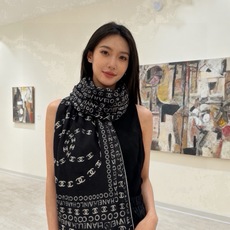 Chanel ~ 【140顶级双面丝绒披肩】 香家logo与字母的完美碰撞设计 底部还有隐隐约约的双C小Logo 完美 Chanel ~ 【140顶级双面丝绒披肩】 香家logo与字母的完美碰撞设计 底部还有隐隐约约的双C小Logo 完美