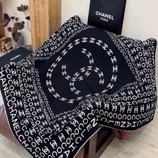Chanel ~ 【140顶级双面丝绒披肩】 香家logo与字母的完美碰撞设计 底部还有隐隐约约的双C小Logo 完美 Chanel ~ 【140顶级双面丝绒披肩】 香家logo与字母的完美碰撞设计 底部还有隐隐约约的双C小Logo 完美