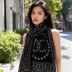 Chanel ~ 【140顶级双面丝绒披肩】 香家logo与字母的完美碰撞设计 底部还有隐隐约约的双C小Logo 完美 Chanel ~ 【140顶级双面丝绒披肩】 香家logo与字母的完美碰撞设计 底部还有隐隐约约的双C小Logo 完美
