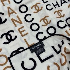 Chanel ~ 【140顶级双面丝绒披肩】 香家logo与字母的完美碰撞设计 底部还有隐隐约约的双C小Logo 完美 Chanel ~ 【140顶级双面丝绒披肩】 香家logo与字母的完美碰撞设计 底部还有隐隐约约的双C小Logo 完美