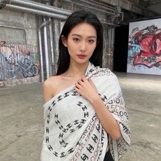 Chanel ~ 【140顶级双面丝绒披肩】 香家logo与字母的完美碰撞设计 底部还有隐隐约约的双C小Logo 完美 Chanel ~ 【140顶级双面丝绒披肩】 香家logo与字母的完美碰撞设计 底部还有隐隐约约的双C小Logo 完美
