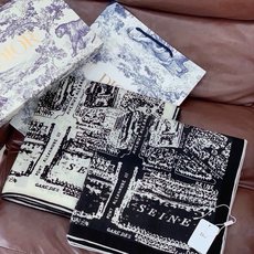 Dior ❤【️巴黎地图】140*140 双面同色丝绒方巾🉐️LAN DE 价🉐️ARIS 巴黎地图 这款方巾饰以本季经 Dior ❤【️巴黎地图】140*140 双面同色丝绒方巾🉐️LAN DE 价🉐️ARIS 巴黎地图 这款方巾饰以本季经