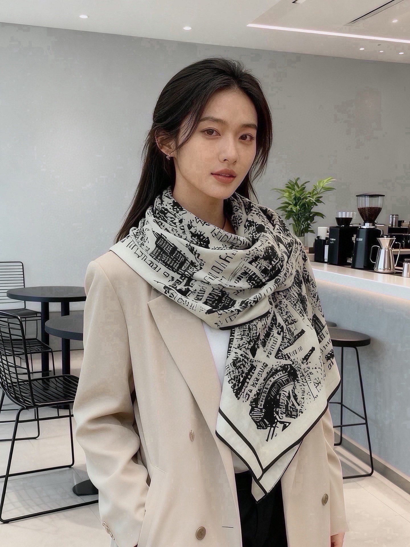 Dior ❤【️巴黎地图】140*140 双面同色丝绒方巾🉐️LAN DE 价🉐️ARIS 巴黎地图 这款方巾饰以本季经 Dior ❤【️巴黎地图】140*140 双面同色丝绒方巾🉐️LAN DE 价🉐️ARIS 巴黎地图 这款方巾饰以本季经