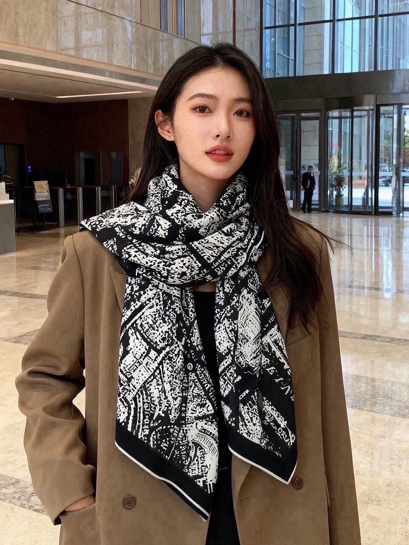 Dior ❤【️巴黎地图】140*140 双面同色丝绒方巾🉐️LAN DE 价🉐️ARIS 巴黎地图 这款方巾饰以本季经