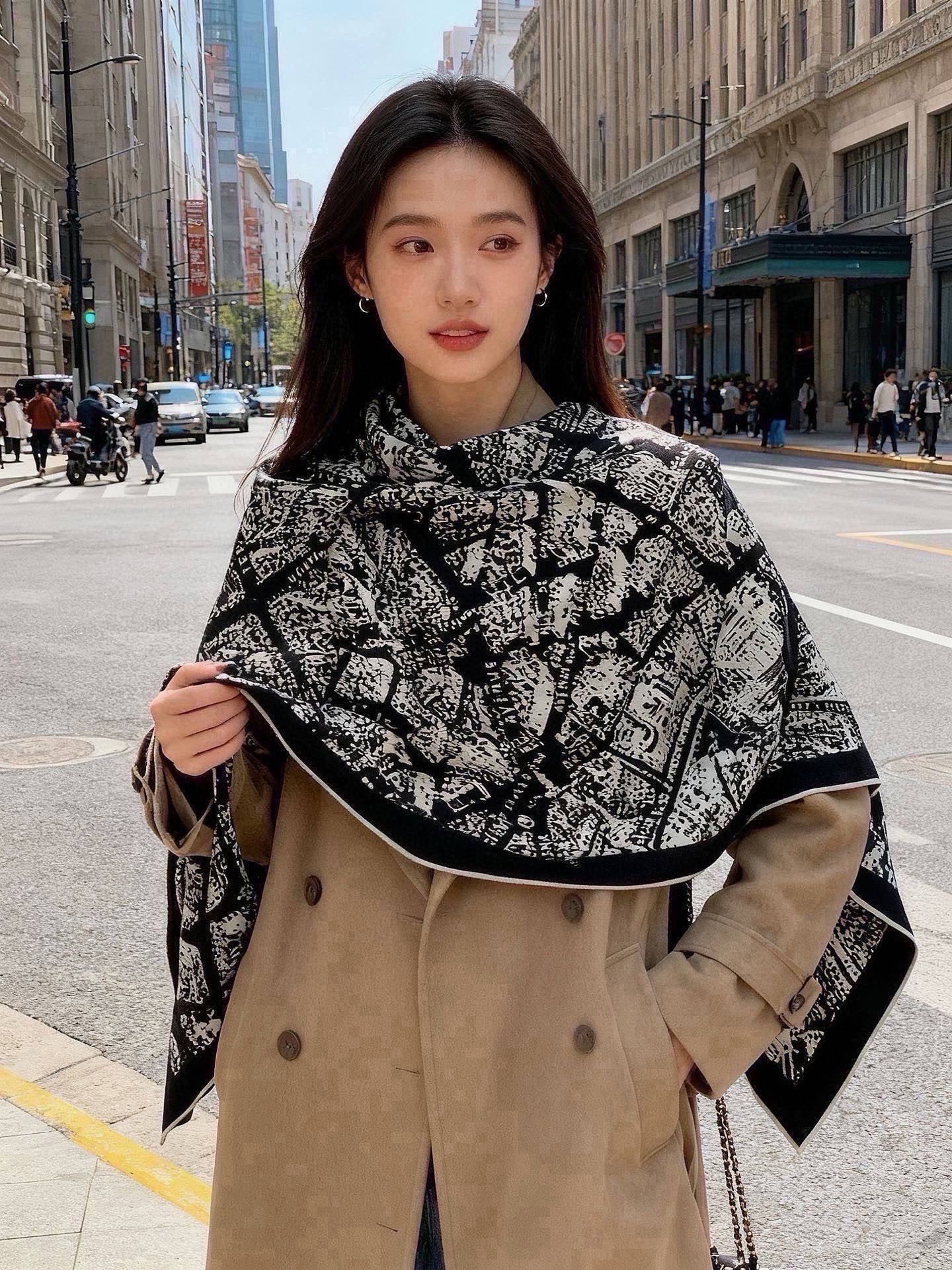 Dior ❤【️巴黎地图】140*140 双面同色丝绒方巾🉐️LAN DE 价🉐️ARIS 巴黎地图 这款方巾饰以本季经 Dior ❤【️巴黎地图】140*140 双面同色丝绒方巾🉐️LAN DE 价🉐️ARIS 巴黎地图 这款方巾饰以本季经