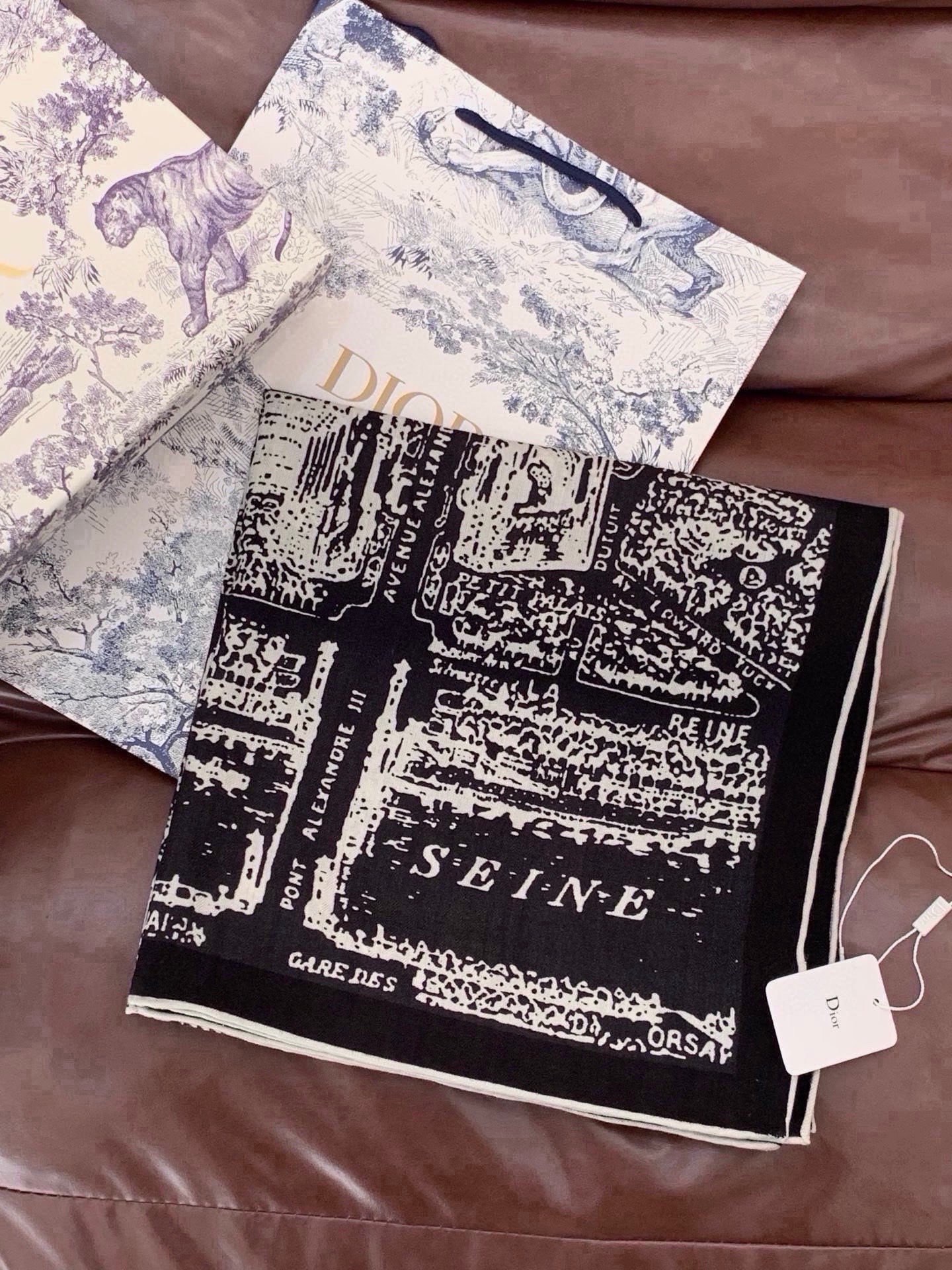 Dior ❤【️巴黎地图】140*140 双面同色丝绒方巾🉐️LAN DE 价🉐️ARIS 巴黎地图 这款方巾饰以本季经