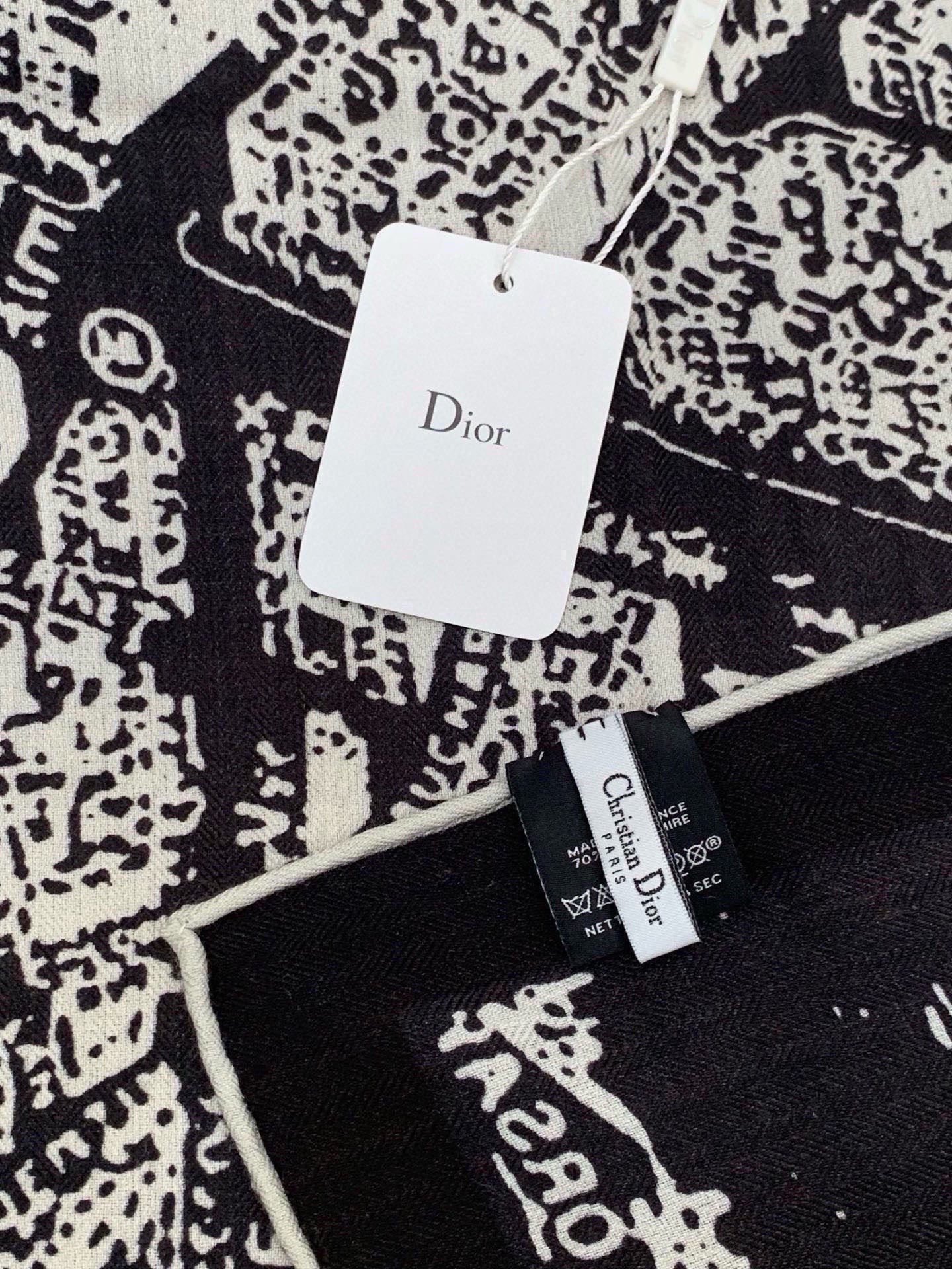 Dior ❤【️巴黎地图】140*140 双面同色丝绒方巾🉐️LAN DE 价🉐️ARIS 巴黎地图 这款方巾饰以本季经