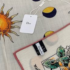 Dior 双面同色丝绒印花方巾 140丝绒面料多色 Dior Astral Flowers 这款方巾饰以 Dior As Dior 双面同色丝绒印花方巾 140丝绒面料多色 Dior Astral Flowers 这款方巾饰以 Dior As