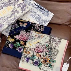 Dior 双面同色丝绒印花方巾 140丝绒面料多色 Dior Astral Flowers 这款方巾饰以 Dior As Dior 双面同色丝绒印花方巾 140丝绒面料多色 Dior Astral Flowers 这款方巾饰以 Dior As