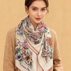 Dior 双面同色丝绒印花方巾 140丝绒面料多色 Dior Astral Flowers 这款方巾饰以 Dior As Dior 双面同色丝绒印花方巾 140丝绒面料多色 Dior Astral Flowers 这款方巾饰以 Dior As