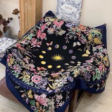 Dior 双面同色丝绒印花方巾 140丝绒面料多色 Dior Astral Flowers 这款方巾饰以 Dior As Dior 双面同色丝绒印花方巾 140丝绒面料多色 Dior Astral Flowers 这款方巾饰以 Dior As