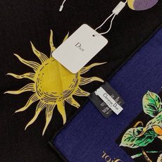 Dior 双面同色丝绒印花方巾 140丝绒面料多色 Dior Astral Flowers 这款方巾饰以 Dior As Dior 双面同色丝绒印花方巾 140丝绒面料多色 Dior Astral Flowers 这款方巾饰以 Dior As