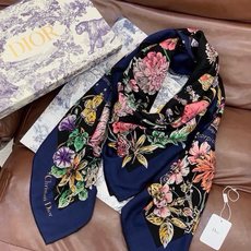 Dior 双面同色丝绒印花方巾 140丝绒面料多色 Dior Astral Flowers 这款方巾饰以 Dior As Dior 双面同色丝绒印花方巾 140丝绒面料多色 Dior Astral Flowers 这款方巾饰以 Dior As