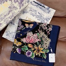 Dior 双面同色丝绒印花方巾 140丝绒面料多色 Dior Astral Flowers 这款方巾饰以 Dior As Dior 双面同色丝绒印花方巾 140丝绒面料多色 Dior Astral Flowers 这款方巾饰以 Dior As