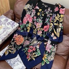 Dior 双面同色丝绒印花方巾 140丝绒面料多色 Dior Astral Flowers 这款方巾饰以 Dior As Dior 双面同色丝绒印花方巾 140丝绒面料多色 Dior Astral Flowers 这款方巾饰以 Dior As