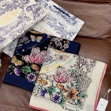 Dior 双面同色丝绒印花方巾 140丝绒面料多色 Dior Astral Flowers 这款方巾饰以 Dior As Dior 双面同色丝绒印花方巾 140丝绒面料多色 Dior Astral Flowers 这款方巾饰以 Dior As