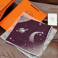 HERMES爱马仕新款|月光飞马Clair de Lune羊绒和真丝披肩,手工卷边(70%羊绒,30%真丝)。140×1 HERMES爱马仕新款|月光飞马Clair de Lune羊绒和真丝披肩,手工卷边(70%羊绒,30%真丝)。140×1