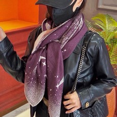 HERMES爱马仕新款|月光飞马Clair de Lune羊绒和真丝披肩,手工卷边(70%羊绒,30%真丝)。140×1 HERMES爱马仕新款|月光飞马Clair de Lune羊绒和真丝披肩,手工卷边(70%羊绒,30%真丝)。140×1