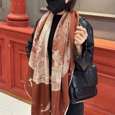HERMES爱马仕新款|月光飞马Clair de Lune羊绒和真丝披肩,手工卷边(70%羊绒,30%真丝)。140×1 HERMES爱马仕新款|月光飞马Clair de Lune羊绒和真丝披肩,手工卷边(70%羊绒,30%真丝)。140×1