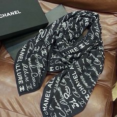 Chanel-丝绒双面方巾 【140双面同色】 出道即巅峰🐂火爆到一条难求🖤 高级感十足的字母CC,和一切经典元素争锋的 Chanel-丝绒双面方巾 【140双面同色】 出道即巅峰🐂火爆到一条难求🖤 高级感十足的字母CC,和一切经典元素争锋的