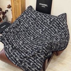 Chanel-丝绒双面方巾 【140双面同色】 出道即巅峰🐂火爆到一条难求🖤 高级感十足的字母CC,和一切经典元素争锋的 Chanel-丝绒双面方巾 【140双面同色】 出道即巅峰🐂火爆到一条难求🖤 高级感十足的字母CC,和一切经典元素争锋的