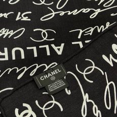 Chanel-丝绒双面方巾 【140双面同色】 出道即巅峰🐂火爆到一条难求🖤 高级感十足的字母CC,和一切经典元素争锋的 Chanel-丝绒双面方巾 【140双面同色】 出道即巅峰🐂火爆到一条难求🖤 高级感十足的字母CC,和一切经典元素争锋的