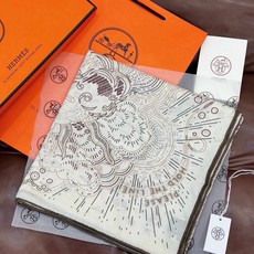 “正在接通中”140方巾~Hermes 手工卷边丝绒方巾(30%桑蚕丝70%羊绒) 这款爱马仕的经典单品展现强大而迷人 “正在接通中”140方巾~Hermes 手工卷边丝绒方巾(30%桑蚕丝70%羊绒) 这款爱马仕的经典单品展现强大而迷人