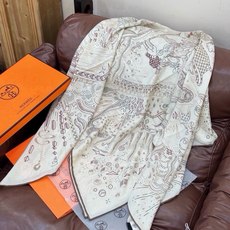 “正在接通中”140方巾~Hermes 手工卷边丝绒方巾(30%桑蚕丝70%羊绒) 这款爱马仕的经典单品展现强大而迷人 “正在接通中”140方巾~Hermes 手工卷边丝绒方巾(30%桑蚕丝70%羊绒) 这款爱马仕的经典单品展现强大而迷人