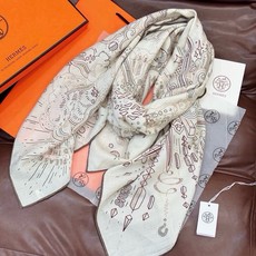 “正在接通中”140方巾~Hermes 手工卷边丝绒方巾(30%桑蚕丝70%羊绒) 这款爱马仕的经典单品展现强大而迷人 “正在接通中”140方巾~Hermes 手工卷边丝绒方巾(30%桑蚕丝70%羊绒) 这款爱马仕的经典单品展现强大而迷人