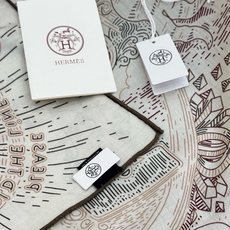 “正在接通中”140方巾~Hermes 手工卷边丝绒方巾(30%桑蚕丝70%羊绒) 这款爱马仕的经典单品展现强大而迷人 “正在接通中”140方巾~Hermes 手工卷边丝绒方巾(30%桑蚕丝70%羊绒) 这款爱马仕的经典单品展现强大而迷人