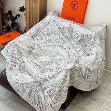 “正在接通中”140方巾~Hermes 手工卷边丝绒方巾(30%桑蚕丝70%羊绒) 这款爱马仕的经典单品展现强大而迷人 “正在接通中”140方巾~Hermes 手工卷边丝绒方巾(30%桑蚕丝70%羊绒) 这款爱马仕的经典单品展现强大而迷人