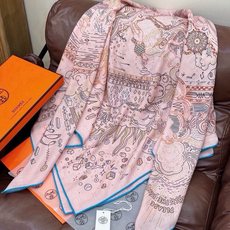 “正在接通中”140方巾~Hermes 手工卷边丝绒方巾(30%桑蚕丝70%羊绒) 这款爱马仕的经典单品展现强大而迷人 “正在接通中”140方巾~Hermes 手工卷边丝绒方巾(30%桑蚕丝70%羊绒) 这款爱马仕的经典单品展现强大而迷人