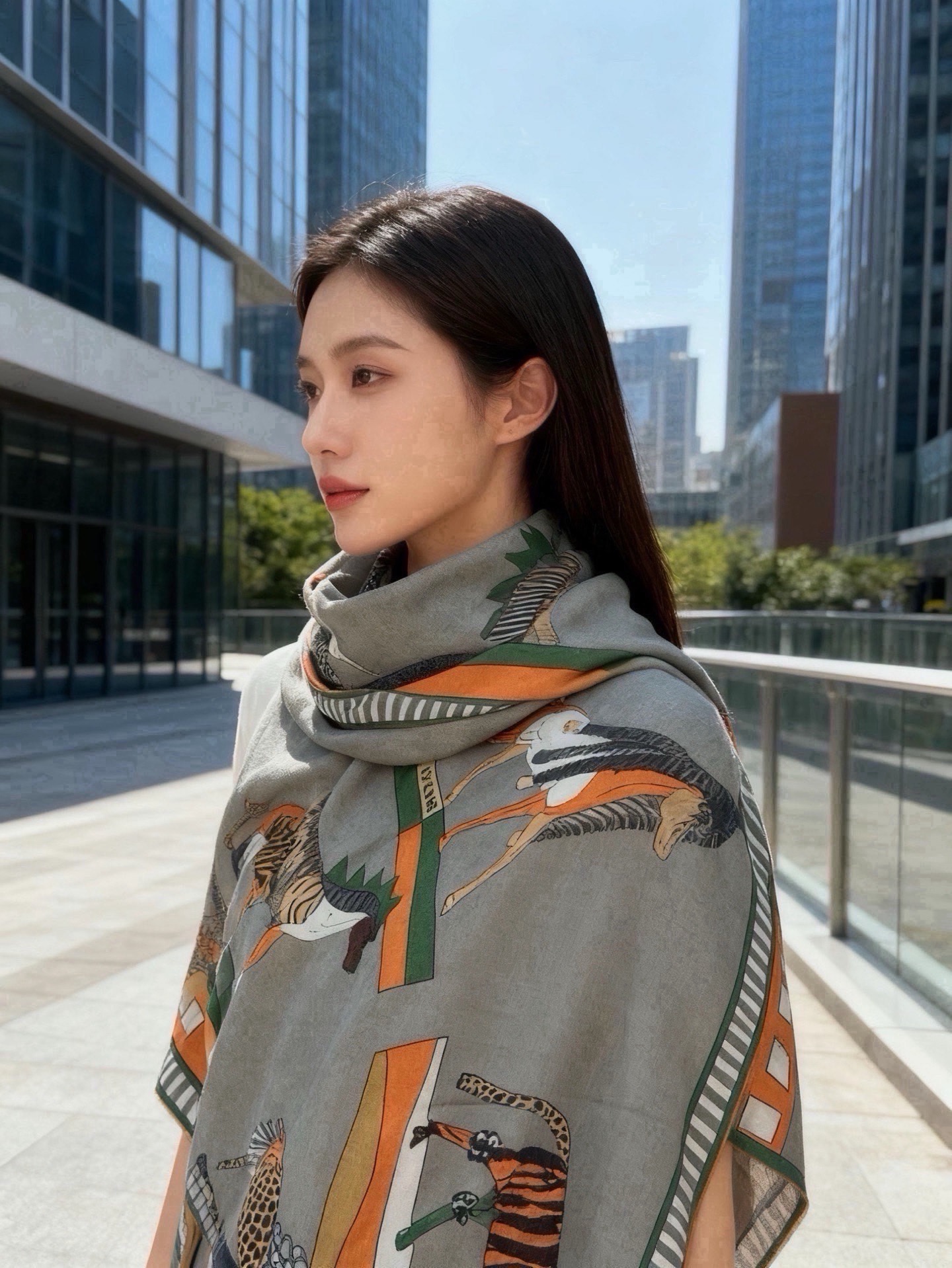 “全速前进”140双面丝绒披肩 手工卷边丝绒方巾(30%桑蚕丝70%羊绒) 这款经典单品展现强大而迷人的女性魅力精髓。此 “全速前进”140双面丝绒披肩 手工卷边丝绒方巾(30%桑蚕丝70%羊绒) 这款经典单品展现强大而迷人的女性魅力精髓。此