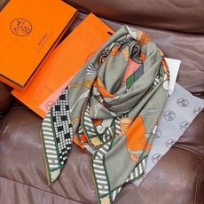“全速前进”140双面丝绒披肩 手工卷边丝绒方巾(30%桑蚕丝70%羊绒) 这款经典单品展现强大而迷人的女性魅力精髓。此 “全速前进”140双面丝绒披肩 手工卷边丝绒方巾(30%桑蚕丝70%羊绒) 这款经典单品展现强大而迷人的女性魅力精髓。此